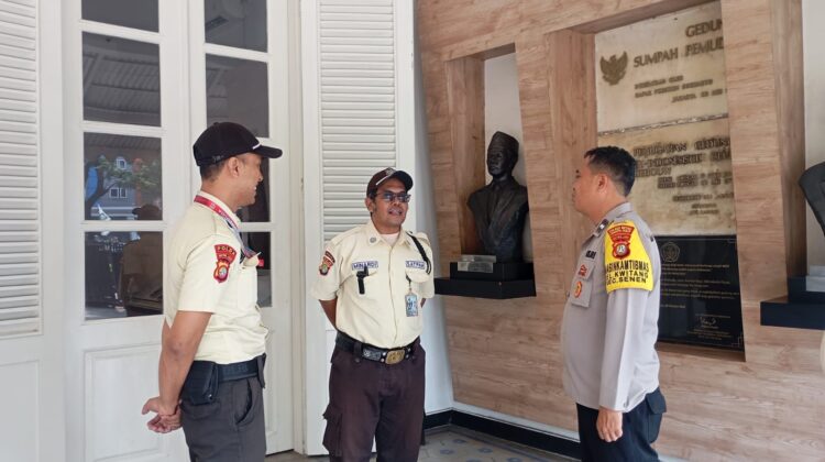 Bhabinkamtibmas Kwitang Sambangi Museum Sumpah Pemuda, Sampaikan Pesan Kamtibmas kepada Petugas Keamanan