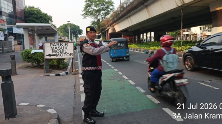 Personel Samapta Polsek Senen Intensif Atur Lalu Lintas Pagi dan Sore, Arus Kendaraan Ramai Lancar