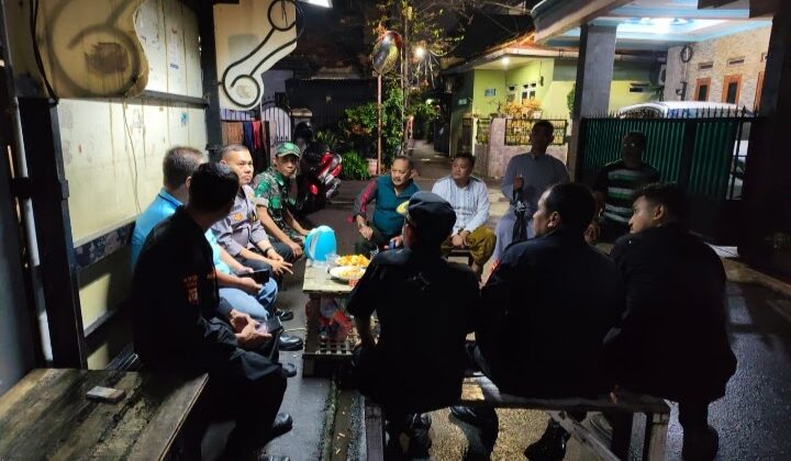 Koramil 06/Cakung dan Komduk Perkuat Kamtibmas Melalui Patroli Siskamling di Penggilingan