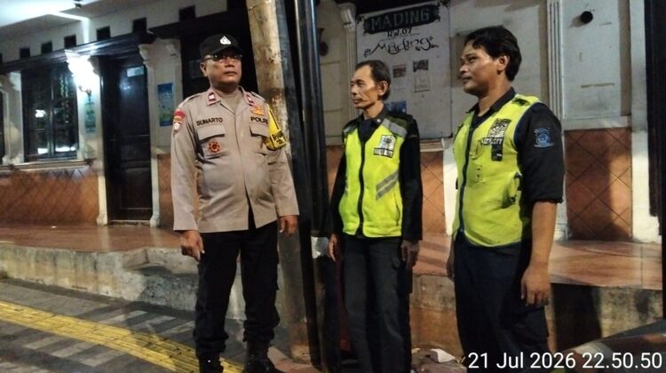 Sambang Poskamling RW 07, Polsek Johar Baru Ajak Warga Tingkatkan Siskamling dan Wajib Lapor Tamu