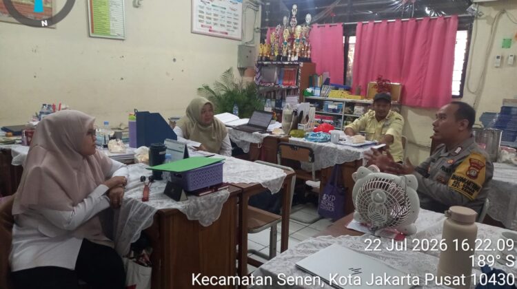 Guru SDN Kenari 08 Kehilangan Laptop di Ruang Kelas, Bhabinkamtibmas Respon Cepat Cek TKP