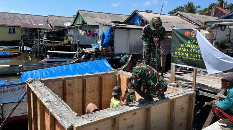 Pembongkaran Papan Mal Tandai Kemajuan Pembangunan Manunggal Air Bersih TMMD Ke-129 di Desa Umbele