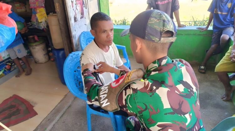 Jangkau Sulitnya Akses, Satgas Yonarhanud 2 Kostrad Berikan Layanan Kesehatan Keliling di Rumah Warga
