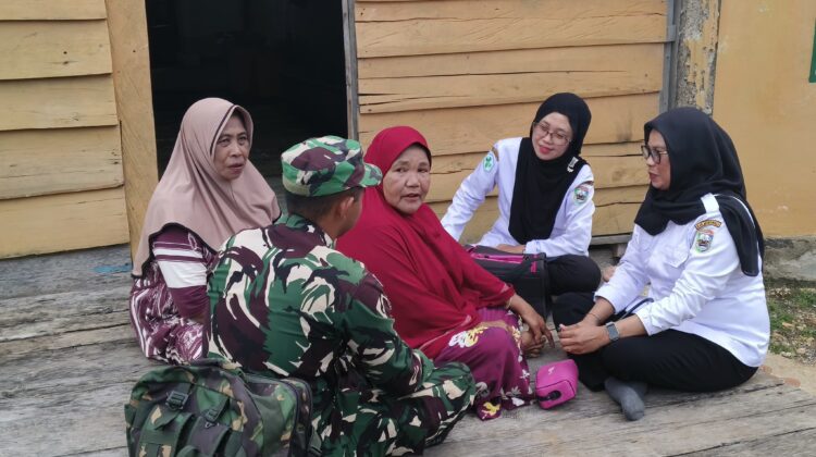 Personil Satgas TMMD bersama Puskesmas Umbele Laksanakan Pengobatan Door to Door bagi Warga di Lokasi TMMD Ke-129