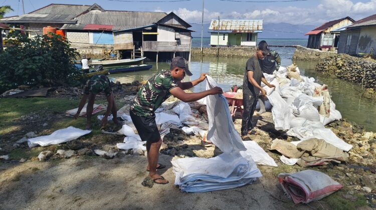 Personel Satgas TMMD Bersama Masyarakat Drop Material Pasir ke Lokasi Sasaran Melalui Jalur Laut