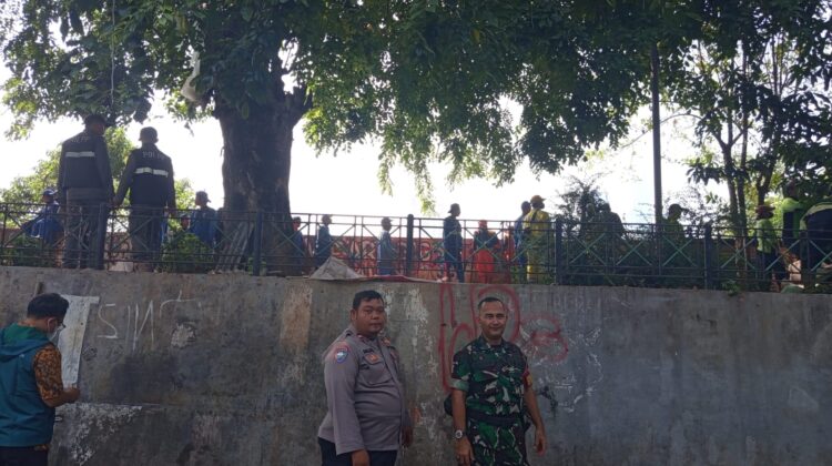 Polsek Metro Tanah Abang Bersama Tiga Pilar Kawal Penataan Kawasan RTH di Kelurahan Petamburan