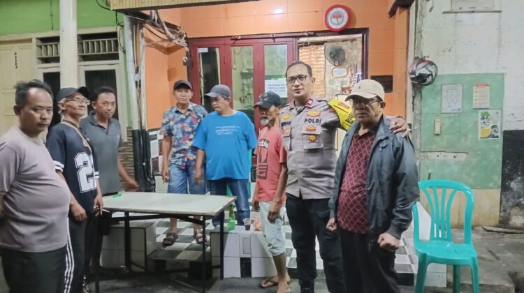 Patroli Dini Hari, Polsek Johar Baru Perkuat Sinergi Satkamling Jaga Keamanan Lingkungan