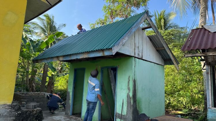 Pemasangan Atap Tandai Kemajuan Pembangunan MCK SDN Pulau Dua dalam Program TMMD Ke-129