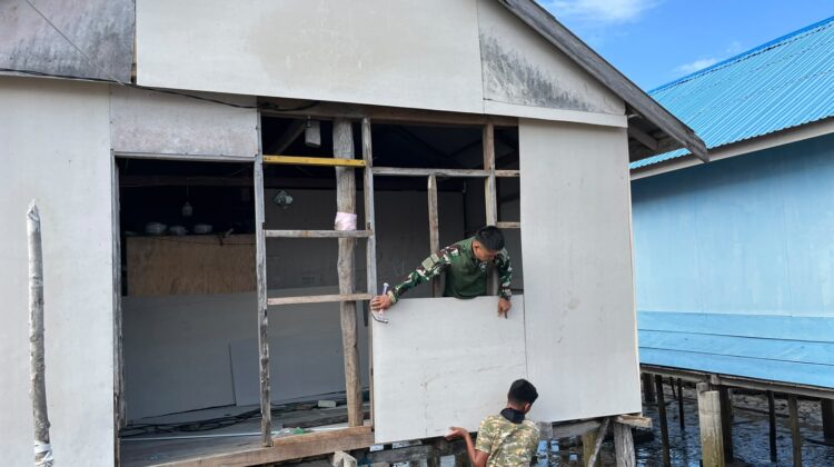 Pemasangan Kalsiboard Luar Tandai Kemajuan Renovasi RTLH Milik Ibu Salawiah di Desa Polewali