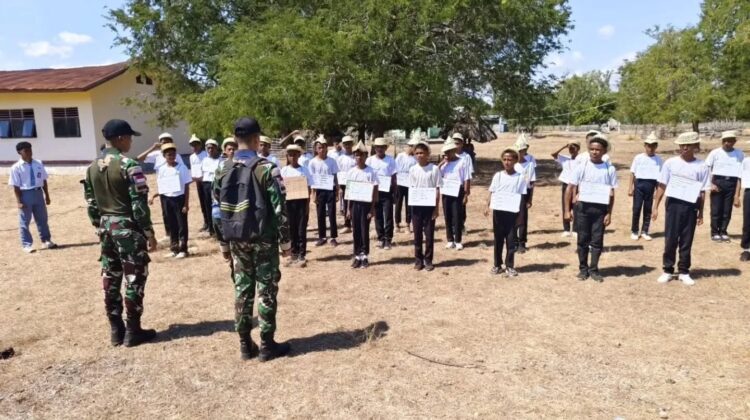 Satgas Pamtas Yonarhanud 2 Kostrad Tanamkan Jiwa Kepemimpinan kepada Siswa Baru di P