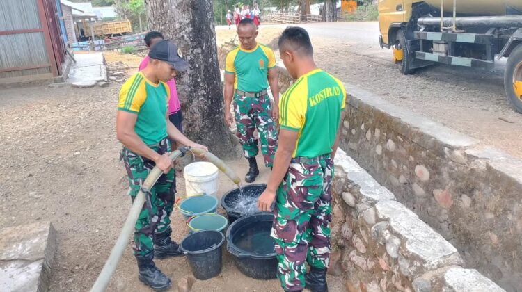 Pos Asulait Satgas Yonarmed 12 Kostrad Berbagi Air Bersih untuk Warga Perbatasan