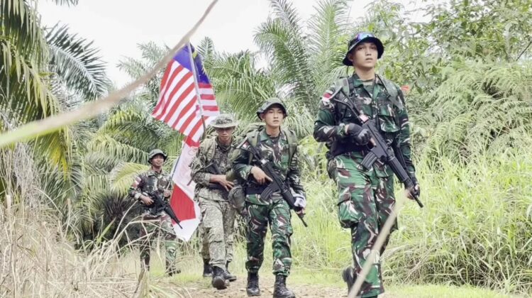 Satgas Pamtas Yonarmed 13 Kostrad dan TDM Gelar Patroli Bersama Jaga Patok Perbatasan
