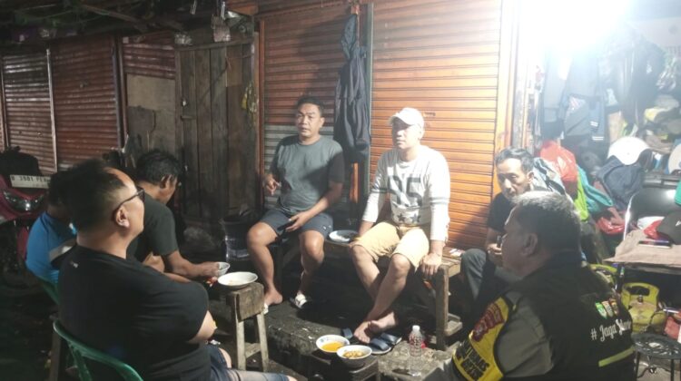 Patroli Dialogis Bhabinkamtibmas Karang Anyar Perkuat Deteksi Dini Kamtibmas Malam Hari
