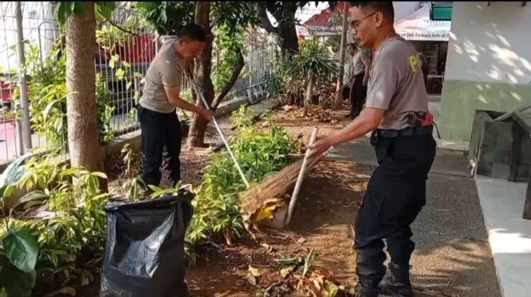 Polsek Senen Gelar Jumat Bersih, Personel Bersihkan Lingkungan Mako