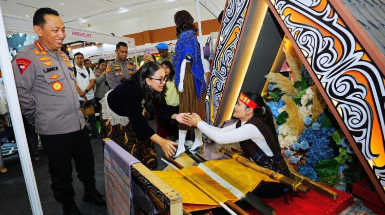 Kapolri Bersama Ketua Umum Bhayangkari Tinjau Bazar Kreasi Bhayangkari Nusantara 2026