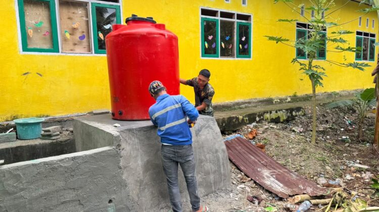 Pemasangan Tandon Air Manunggal Air Bersih di SDN Pulau Dua Masuki Tahap Pemasangan Tandon
