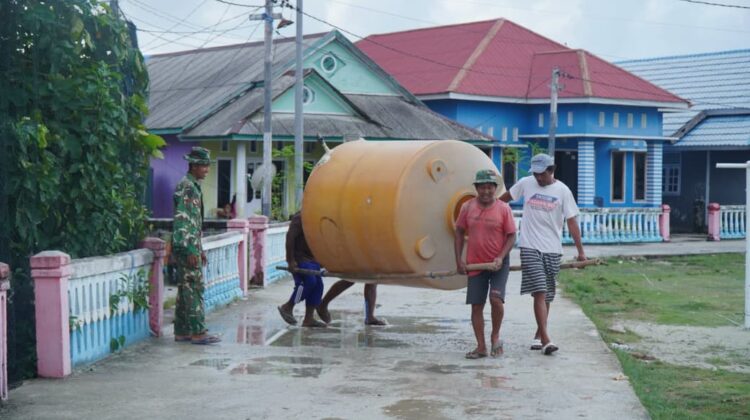 Gotong Royong Angkat Tower Air, Satgas TMMD Ke-129 Bersama Warga Percepat Pekerjaan Manunggal Air di Desa Umbele
