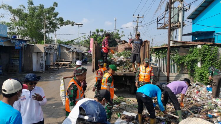 Gotong Royong TNI-Warga, Sampah Menumpuk di Tanjung Pasir Tuntas Dibersihkan