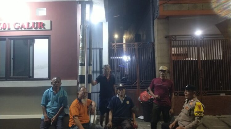 Patroli Humanis Polsek Johar Baru, Sambang Pos RW 01 Galur Perkuat Kolaborasi Jaga Kamtibmas