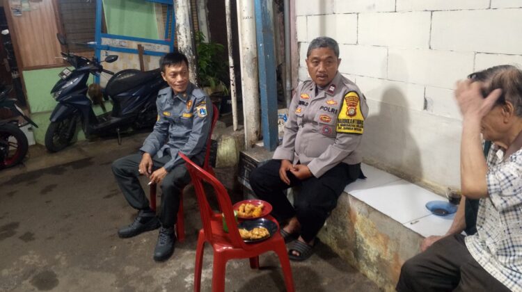 Bhabinkamtibmas Mangga Dua Selatan Perkuat Satkamling Lewat Patroli Jalan Kaki