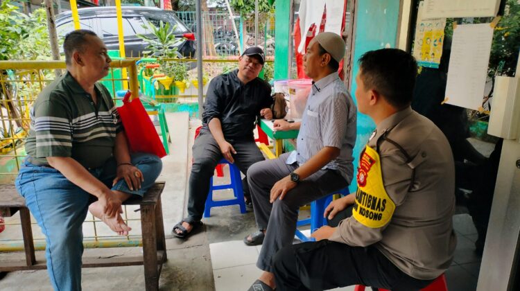 Bhabinkamtibmas Kel. Kebon Kosong Jemput Bola, Pererat Silaturahmi dan Perkuat Benteng Kamtibmas Bersama Warga
