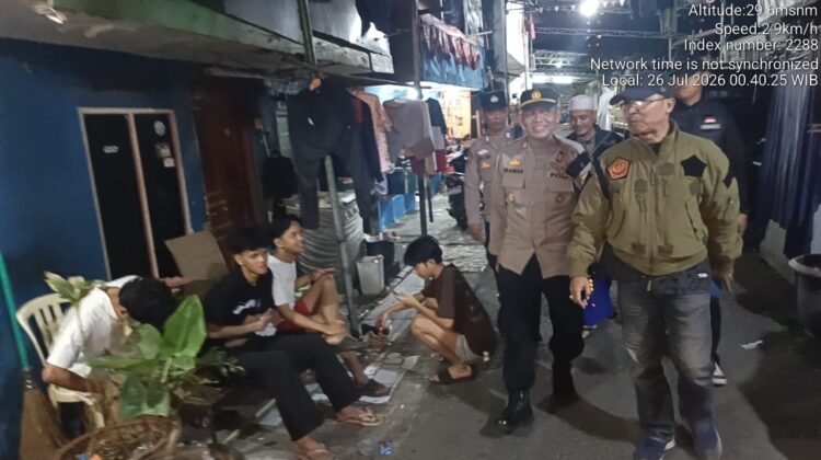 Patroli Jalan Kaki Sisir Menteng Tenggulun, Polisi Perkuat Pencegahan Tawuran