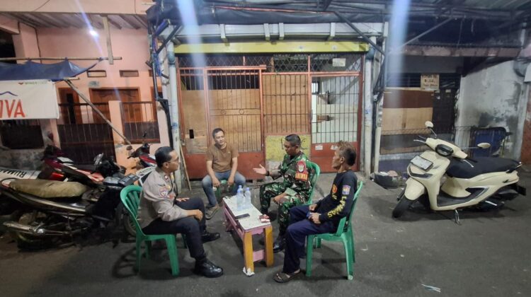 Patroli Dini Hari Bersama Babinsa, Polsek Johar Baru Perkuat Satkamling Cegah Kejahatan Jalanan