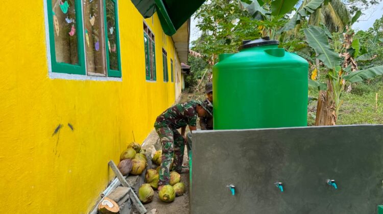 Satgas TMMD Ke-129 Lanjutkan Pengecatan Tandon Air di SDN Umbele Desa Pulau Dua