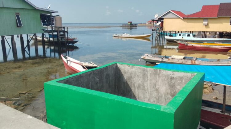 Pengecatan Bak Penampungan Air Manunggal Air di Desa Umbele Terus Dilanjutkan