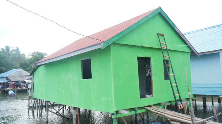 Pengecatan RTLH Milik Ibu Salawiah di Desa Polewali Terus Berlanjut