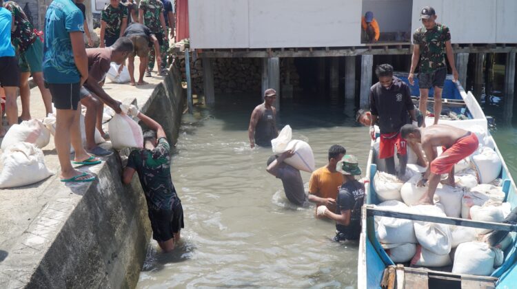 Satgas TMMD dan Warga Gotong Royong Muat Pasir untuk Percepat Pembangunan Rabat Jalan Beton
