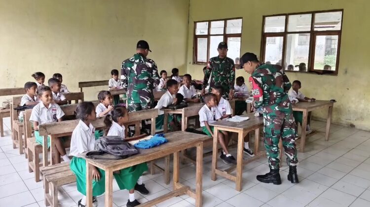 Satgas Yonarmed 12 Kostrad Tanamkan Semangat Belajar dan Cinta Tanah Air di Wilayah Perbatasan