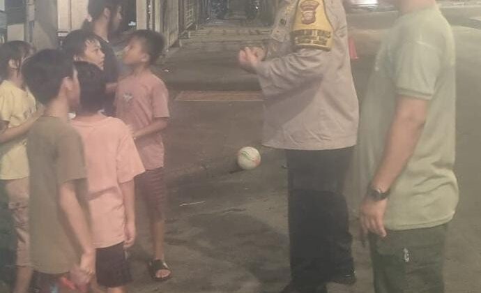 Bhabinkamtibmas Kampung Bali Bersama Satkamling Berikan Pembinaan kepada Remaja untuk Cegah Kenakalan dan Gangguan Kamtibmas