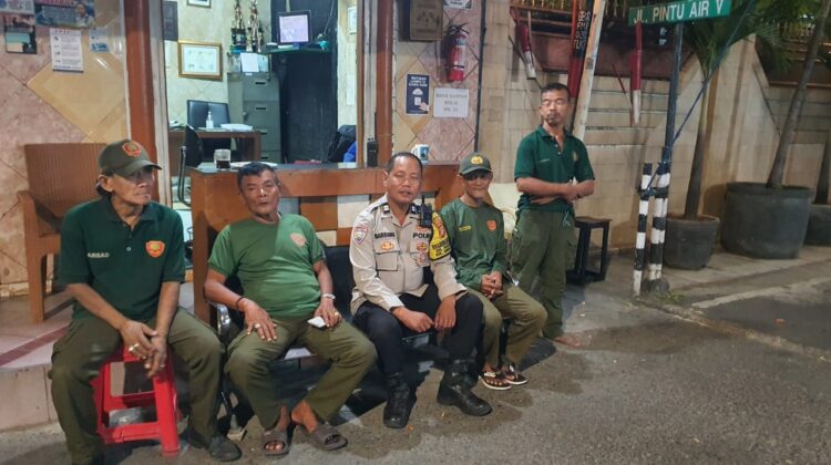 Bhabinkamtibmas Perkuat Satkamling, Edukasi Cara Bertindak Saat Patroli Demi Cegah Gangguan Kamtibmas