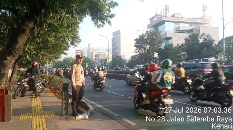 Polisi Atur Lalu Lintas Pagi di Sejumlah Titik Senen, Arus Kendaraan Ramai Lancar