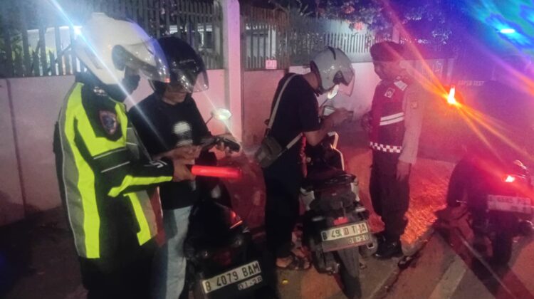 Cegah Gangguan Kamtibmas, Polsek Cempaka Putih Gelar Razia Stasioner di Rawasari Selatan