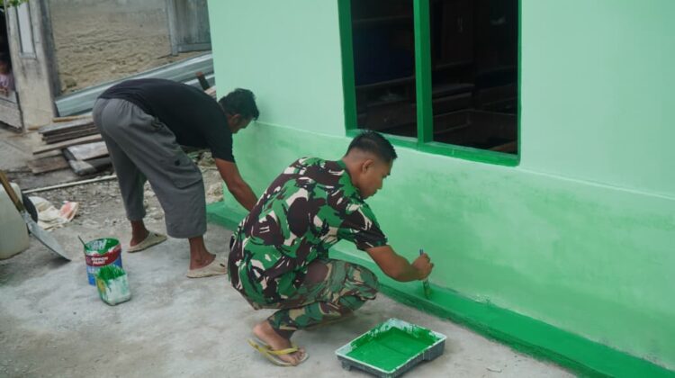 Satgas TMMD ke-129 Kodim 1311/Morowali Laksanakan Pemasangan Pintu dan Pengecatan Akhir RTLH Milik Bapak Suhardi di Desa Umbele Lama