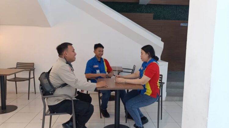 Hinbauan Bhabinkamtibmas Gunung Sahari Utara” Perkuat Pencegahan Curanmor di Area Parkir Indomaret