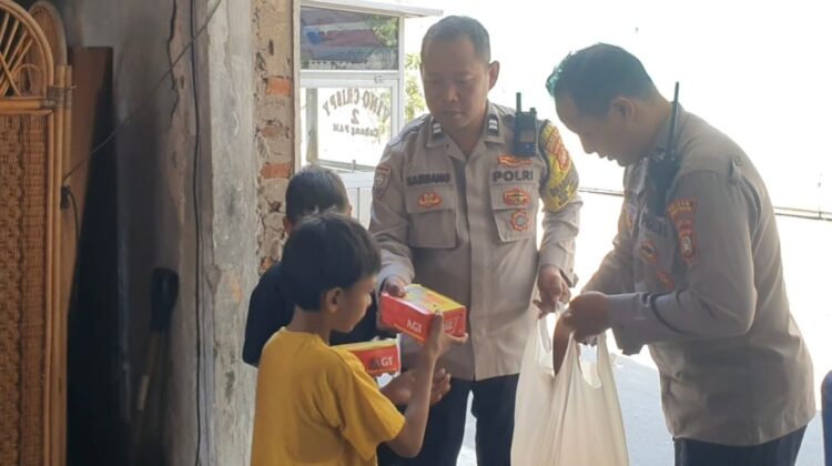 Polri Peduli “Polsek Sawah Besar Berbagi Makanan Siap Saji, Wujud Kepedulian kepada Warga Pasar Baru