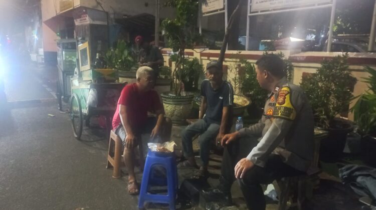 Bhabinkamtibmas Kebon Kacang Tingkatkan Sinergi dengan Satkamling RW 09 Demi Kamtibmas Kondusif