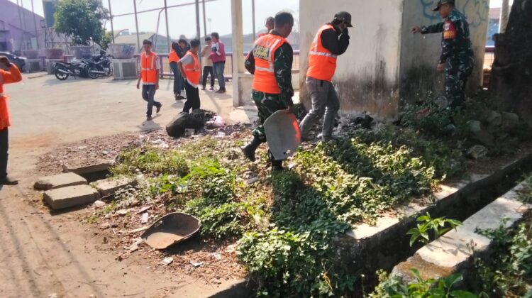 Satgas Sampah Kodim 0510/Tigaraksa Bersihkan Tumpukan Sampah di Desa Babakan