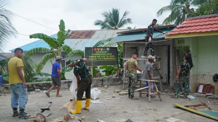 Pemasangan Seng dan Plester Dinding Luar MCK Masjid Quba Terus Berjalan di Desa Umbele