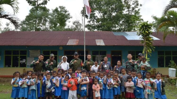 Peringati Hari Anak Nasional, Satgas Yonarhanud 2 Kostrad Bagikan 100 Paket Alat Tulis kepada Siswa PAUD dan TK di Perbatasan