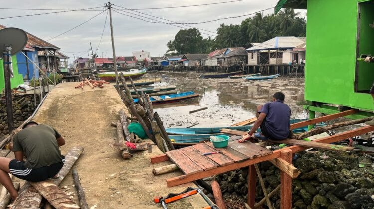 Satgas TMMD Ke-129 Kodim 1311/Morowali Bangun Tangga Rumah Ibu Salawiyah di Desa Polewali
