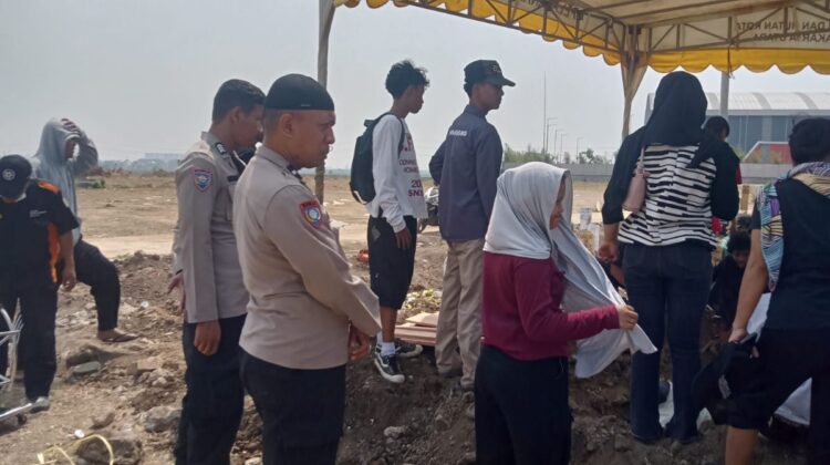 Polisi Antar Jenazah Warga hingga ke TPU Rorotan, Wujud Kepedulian Polres Metro Jakpus