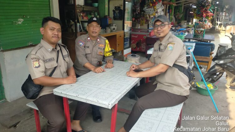 Perkuat Sinergi Keamanan Pasar, Bhabinkamtibmas Galur Sambangi Security Pasar Gembrong