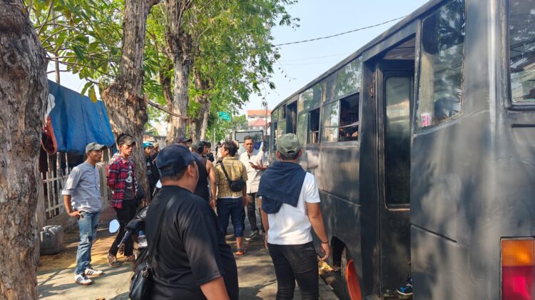 Polsek Johar Baru Kawal Keberangkatan Massa Unras, Imbau Aksi Berjalan Tertib dan Kondusif