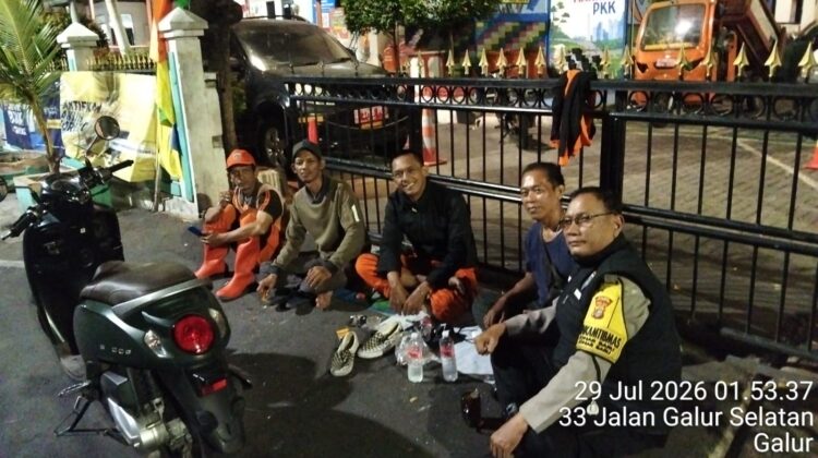 Patroli Dini Hari, Bhabinkamtibmas Johar Baru Sapa Warga dan Perkuat Deteksi Dini Kamtibmas di Galur