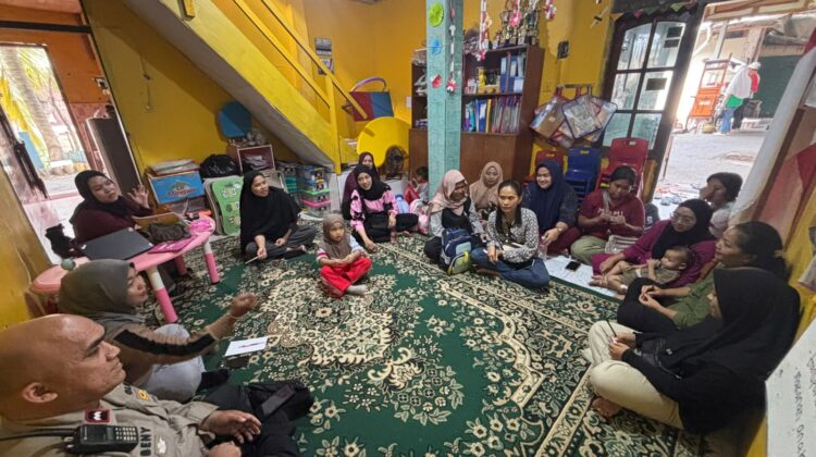 Perkuat Peran Keluarga dalam Menjaga Kamtibmas, Bhabinkamtibmas Kampung Bali Sosialisasikan Keamanan kepada Ibu-Ibu Warga RW 03