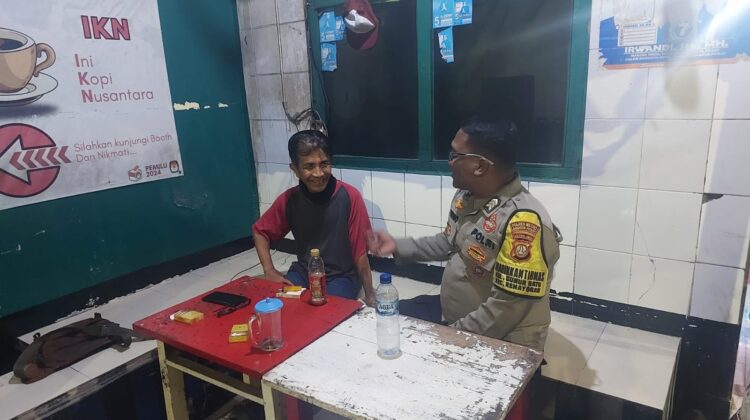 Bhabinkamtibmas Sumur Batu Perkuat Benteng Kamtibmas, Sambangi Satkamling Ajak Warga Cegah Kejahatan Sejak Dini